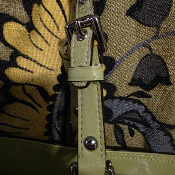 Coach Gallery Tote in a lime green (sometimes referred to as "pear") leather. - Picture 3 of 9